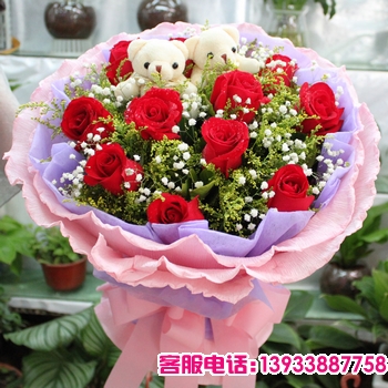四川省乐山市鲜花蛋糕店-商品描述：11枝红玫瑰花，黄莺、满天星、绿叶间插配2只可爱小熊公仔（小熊因配送店备货不同而有所改变）