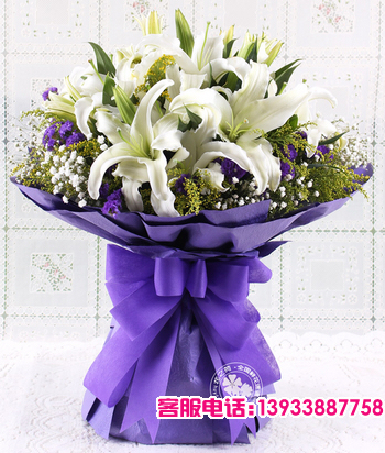 精心挑选10支白色优质香水百合，黄莺，满天星，勿忘我搭配。