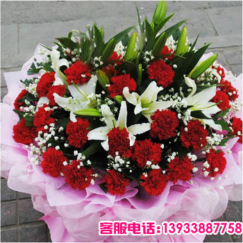 36支红色康乃馨，6支双头或多头白色香水百合，配材丰满