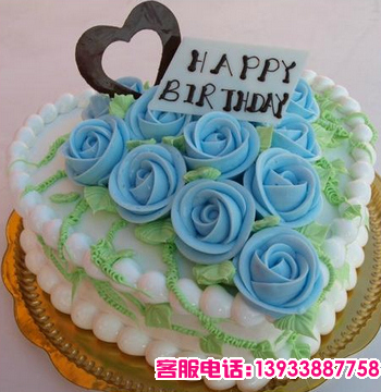 白色心形鲜奶蛋糕，蓝色奶油玫瑰花点缀。