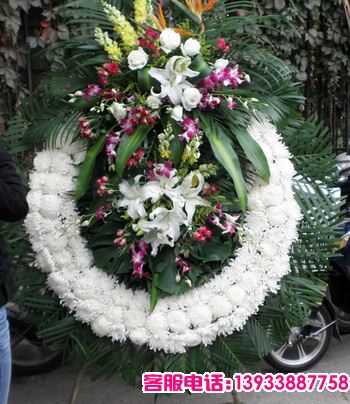 白色菊花，泰国洋兰，白色玫瑰，白色香水百合，金鱼草，天堂鸟，黄莺，散尾叶，巴西叶，龟背叶打底。