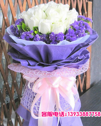 11朵白玫瑰，绿叶，紫色勿忘我搭配