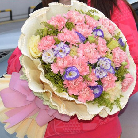 19朵康乃馨，桔梗黄莺点缀