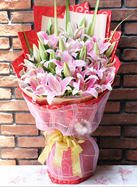 10枝粉百合（20朵以上），黄莺点缀，组成美丽花束。