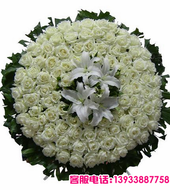 采用白玫瑰、白百合搭配鱼尾葵所精心设计制作