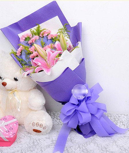 11支粉色康乃馨2支粉色百合，黄英搭配，注意:实物不含毛绒玩具小熊