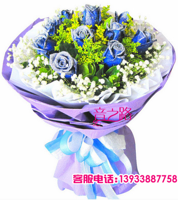 11朵蓝玫瑰，满天星，黄莺，绿叶搭配。(由于季节关系，不是随时都有蓝玫瑰，请客户在订购此花前与我们联系,蓝玫瑰非天然）
