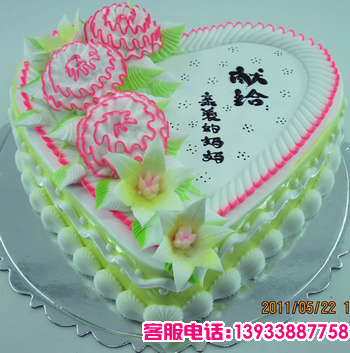 心形鲜奶蛋糕，奶油康乃馨裱花点缀。