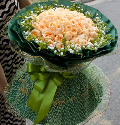 66支香槟玫瑰加黄莺满天星周围搭配