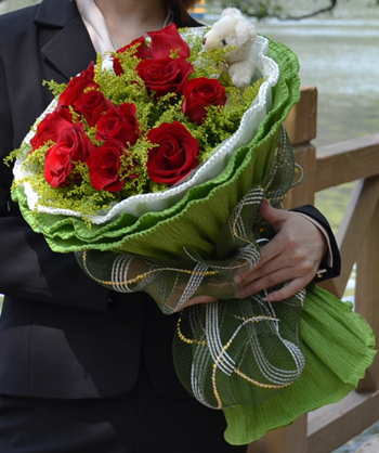 11朵红玫瑰，小熊1只，黄莺搭配