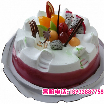 四川省乐山市鲜花蛋糕店-商品描述：圆形鲜奶水果蛋糕，深红色果酱围边，时令水果、巧克力片装饰