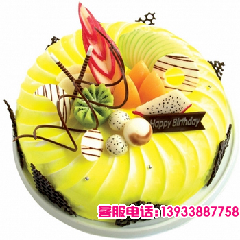 圆形鲜奶水果蛋糕，时令水果，巧克力拉丝和巧克力插片装饰 