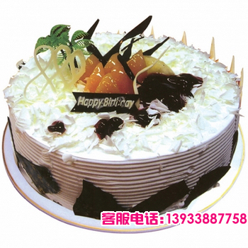 圆形鲜奶巧克力蛋糕，白色巧克力屑铺面，时令水果装饰，巧克力围边装饰