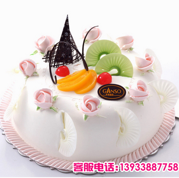 圆形奶油蛋糕，时令水果，巧克力片，粉色奶油玫瑰花点缀蛋糕表面。