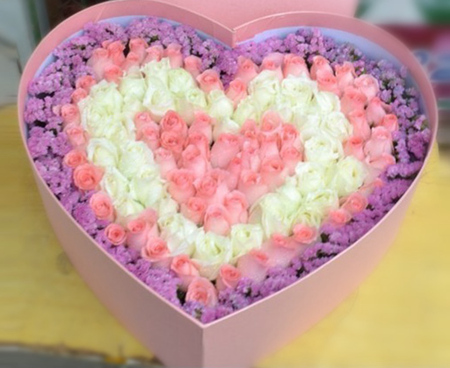 66枝戴安娜玫瑰+33枝白玫瑰+外圈淡紫色的勿忘我