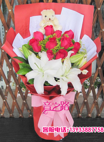 11朵红玫瑰，2枝白百合，1只小熊，绿叶，黄莺搭配（小熊根据备货不同，以实际收到的为准，图片仅供参考）