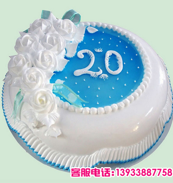 圆形鲜奶蛋糕，白色奶油玫瑰花点缀。