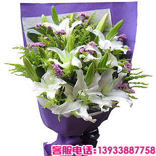 白香水百合5枝,黄莺和紫色勿忘我丰满搭配。
