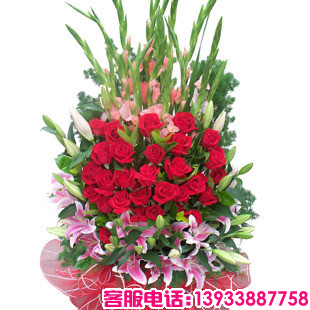 9枝粉色香水百合,29枝红玫瑰,15枝粉色剑兰,满天星和文竹等绿叶搭配。
