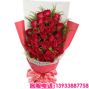 33枝红玫瑰，黄莺适量搭配。
