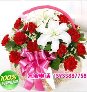 红色康乃馨20支、白色香水百合2朵，水晶草、绿叶丰满。