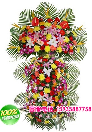 黄金鸟，粉百合，白百合，火鹤，菊花，扶郎花，康乃馨，点缀适量绿叶和散尾。
