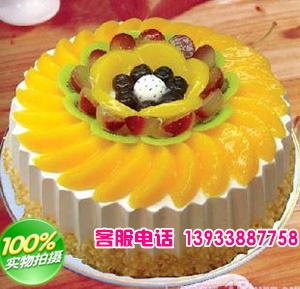 圆形欧式水果蛋糕，上缀新鲜时令水果