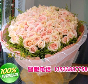 99朵香槟玫瑰，点缀黄莺。
