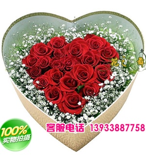 红玫瑰19枝，满天星点缀。
